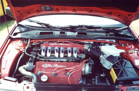 Der Motorraum: viel Rot, Domstrebe und Magnecor KV 85